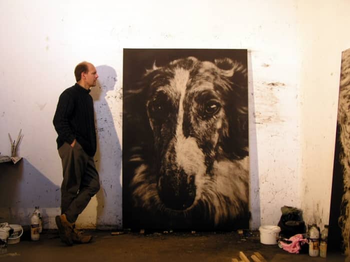 Piotr Wojcik à côté d'une peinture de barzoï.
