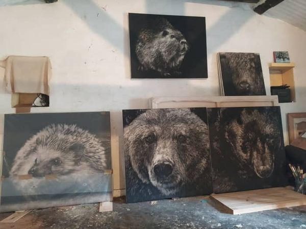 Peintures en noir et blanc dans un atelier.