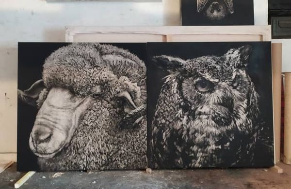 Peintures en noir et blanc dans un atelier.