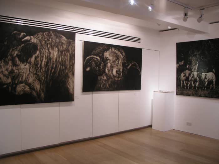 Peintures de Piotr Wojcik dans une exposition.
