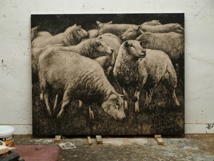 Peinture de moutons dans un atelier.